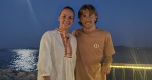 Лука Модриќ објави фотографија од дочекот во 2025 година, позирајќи со сопругата Вања и децата