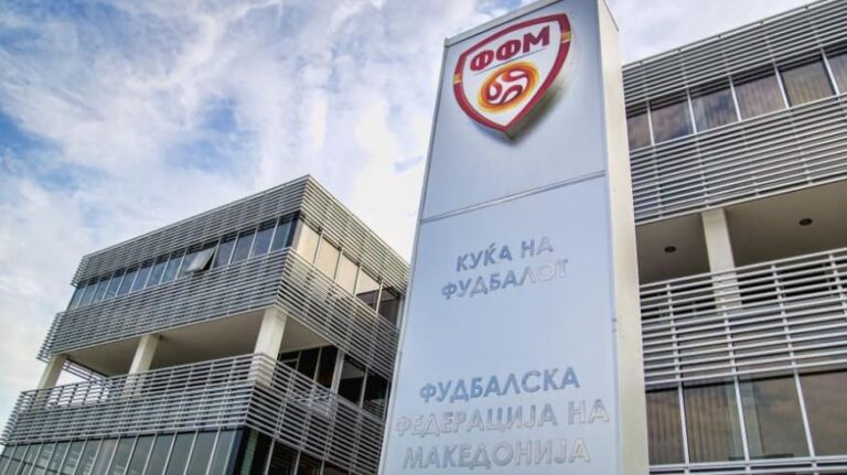 Поради националистичко скандирање на навивачите, ФФМ го казни Вардар!